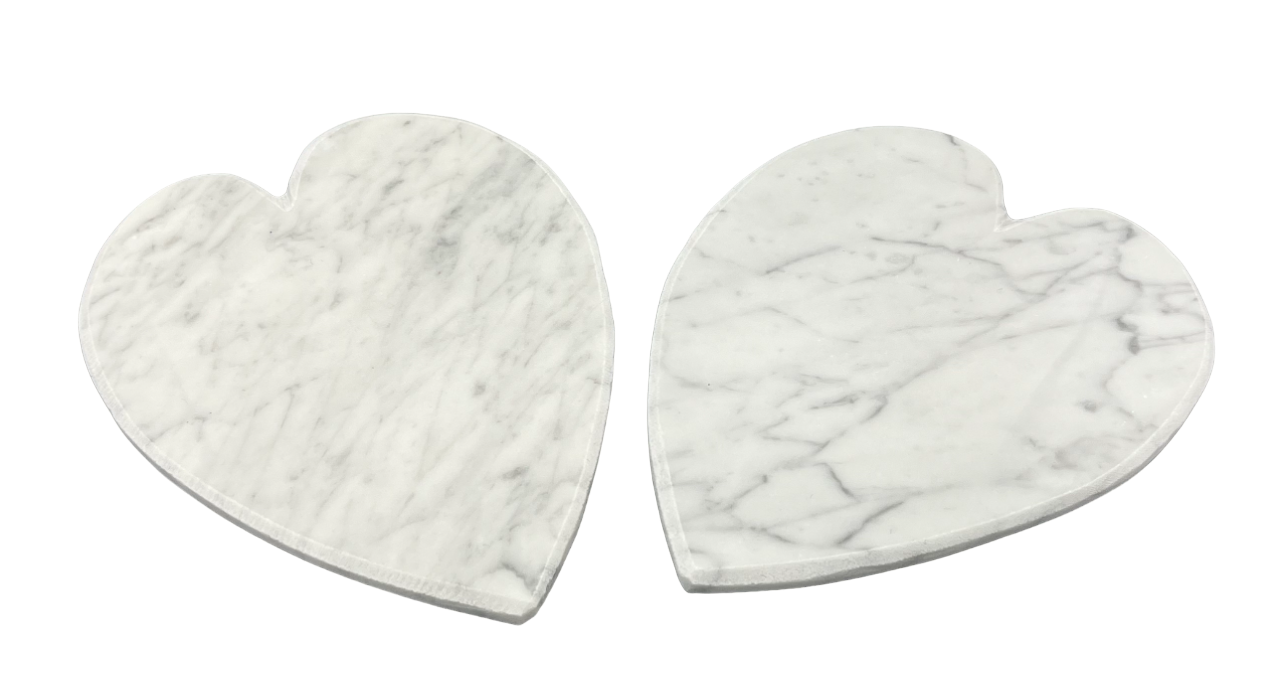 Herzförmiger Untersetzer aus poliertem Bianco Cattani-Marmor – Carrara