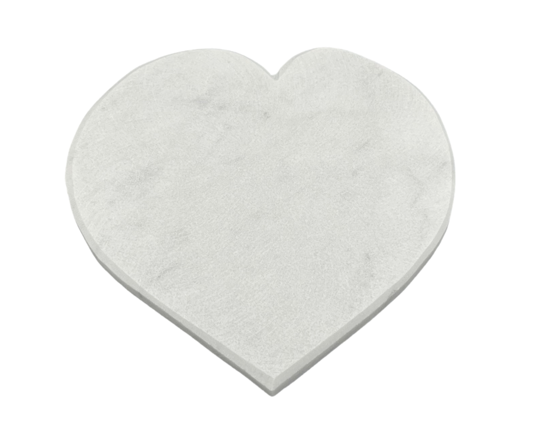 Herzförmiger Untersetzer aus satinweißem Cattani-Marmor – Carrara